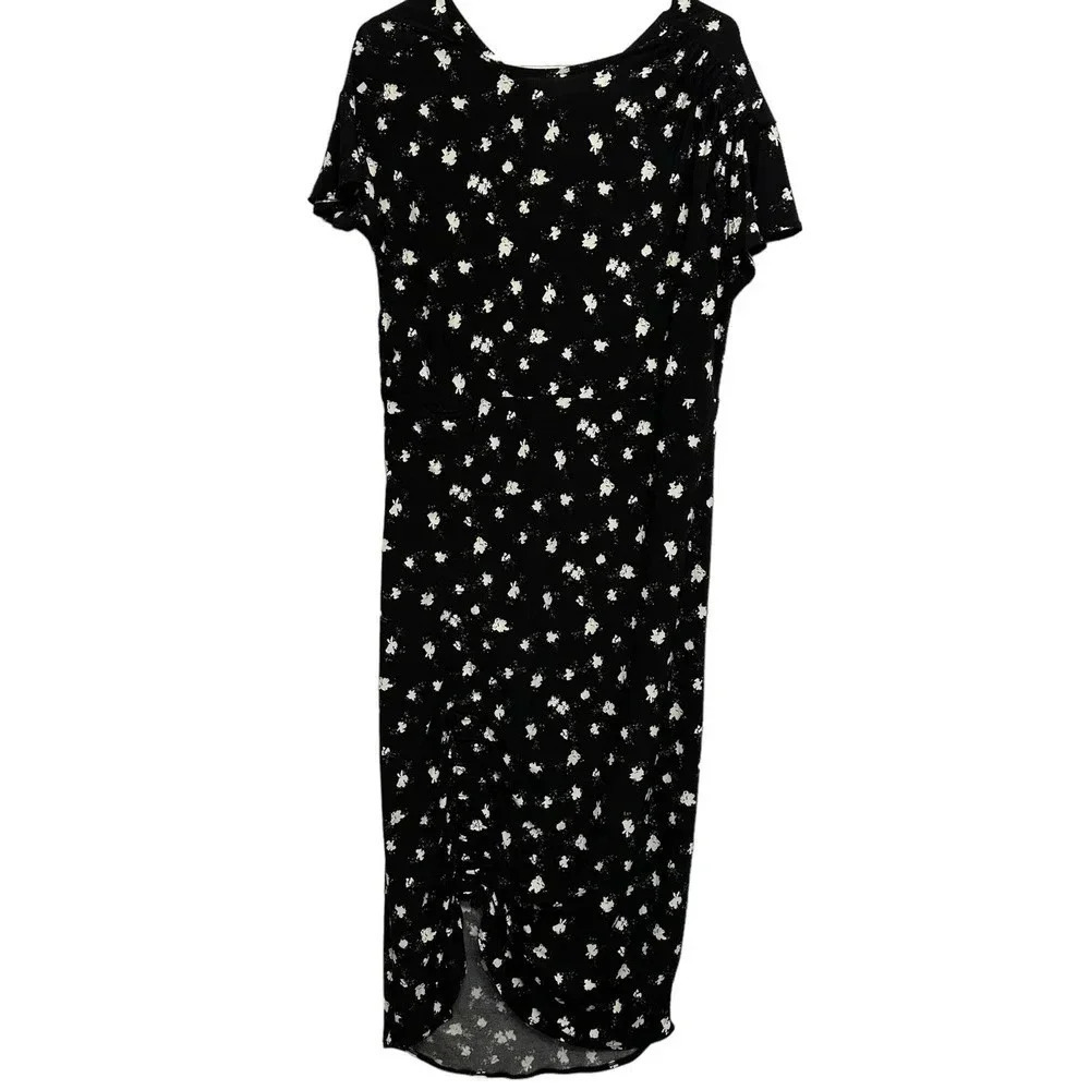 Chelsea28 flutter sleeve ruched dress. NWOT’s Size 1